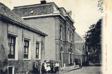 11476 Gezicht in de Bredestraat met bebouwing te Loenen uit het oosten; met in het midden de voorgevel van het post- en ...